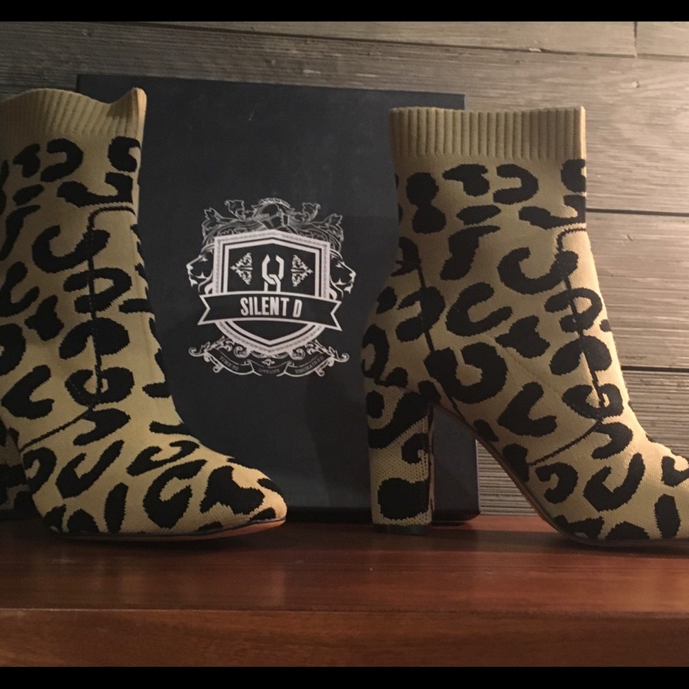 Silent D booties Size Euro 40